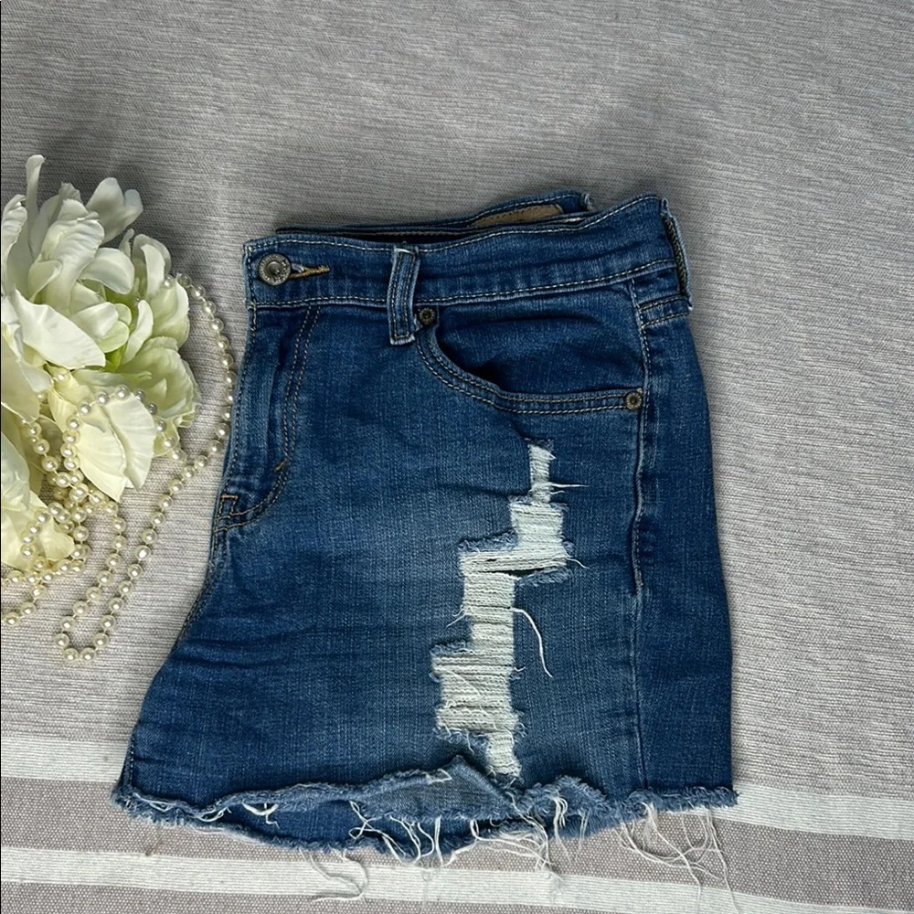 Classic Blue Women’s Levis Cut-Off Jean Shorts with Distressing size  8/29
